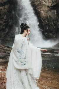 往昔云烟散，新程佳人伴