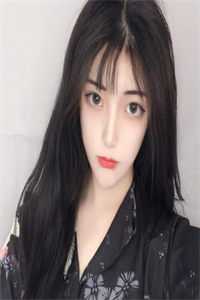 吃了一口瑞士卷后，继子将我推下楼梯