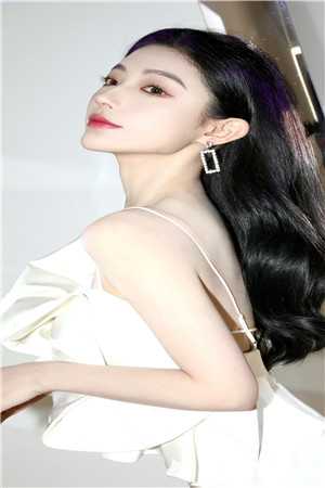 被恐怖片剧组害死，重生我杀疯了