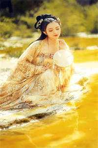 江水流春去欲尽