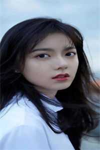 被我抛弃的前女友成为集团总裁后，要我当众出丑