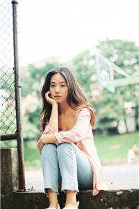 被豪车追尾后，不救婆婆的老公悔疯了