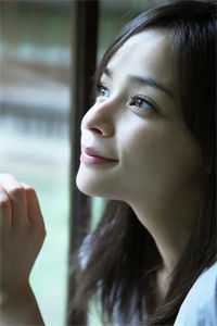 把捡到的女婴养大后，我后悔了